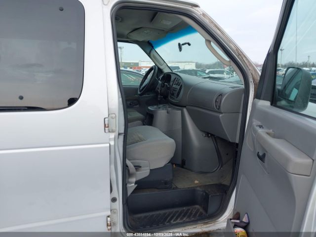 Ford E-350 Image 9