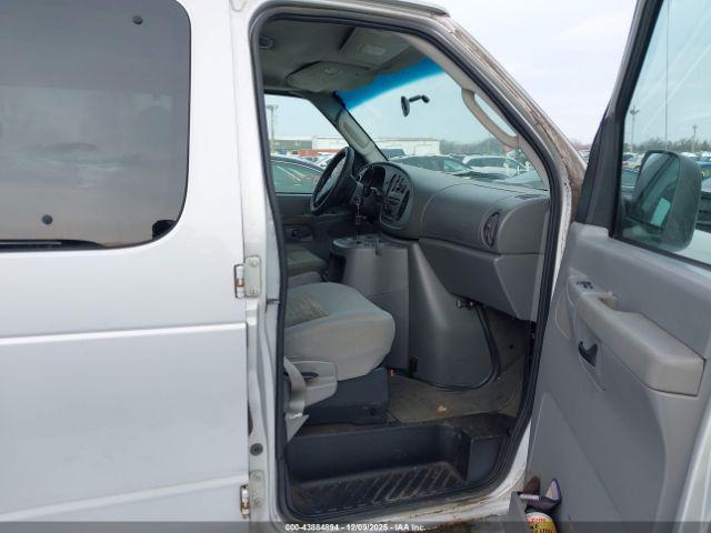 Ford E-350 Image 9
