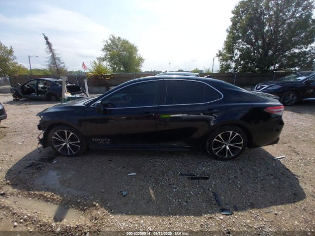 Toyota Camry Se Image 9