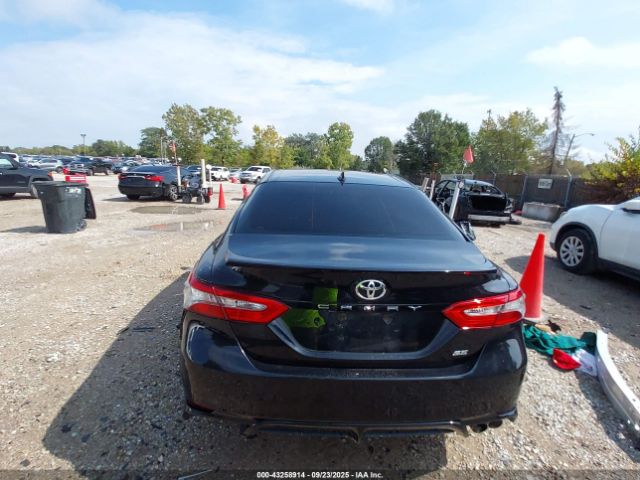 Toyota Camry Se Image 10