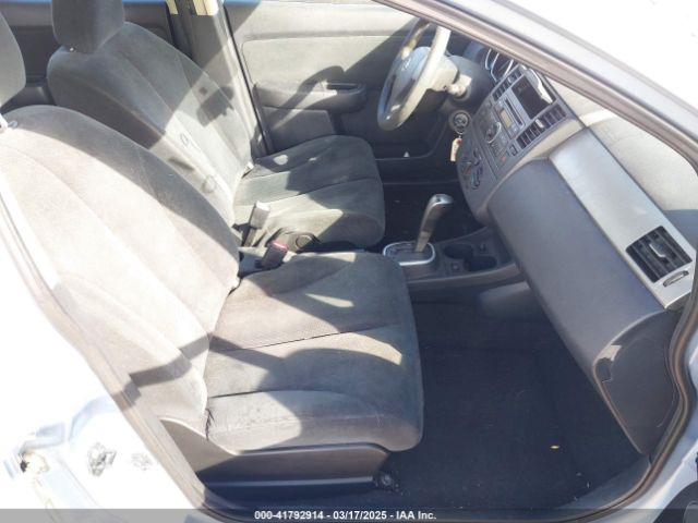 Nissan Versa 1.8s Image 11
