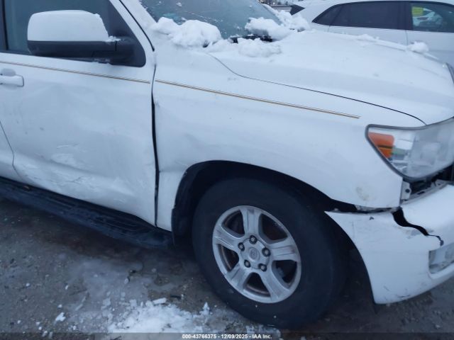 Toyota Sequoia Sr5 5.7l V8 Image 12