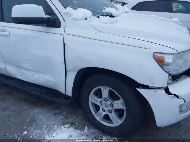 Toyota Sequoia Sr5 5.7l V8 Image 12