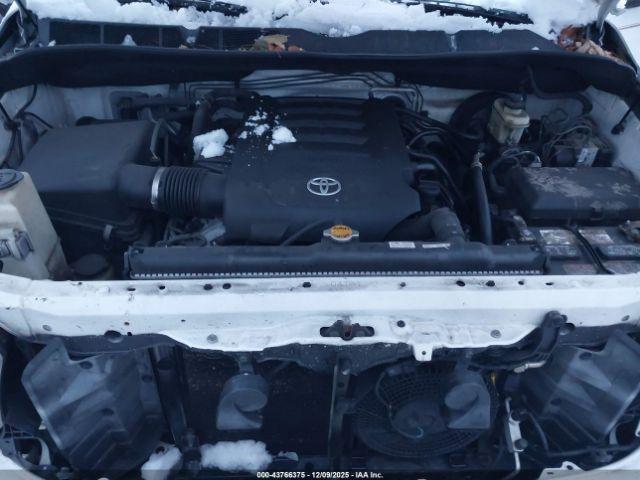 Toyota Sequoia Sr5 5.7l V8 Image 15