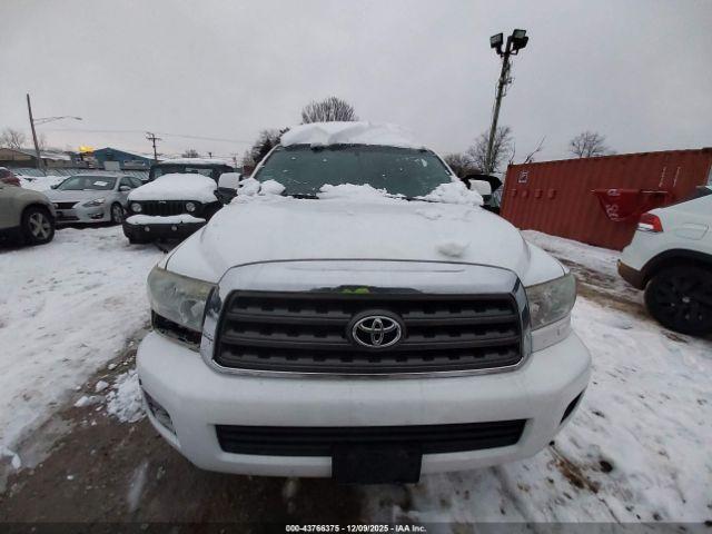 Toyota Sequoia Sr5 5.7l V8 Image 16