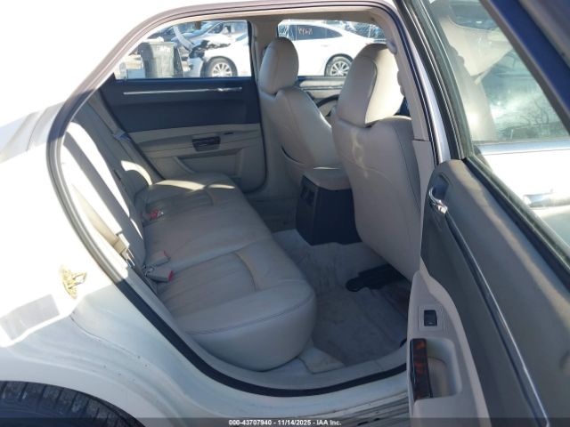 Chrysler 300c Image 14