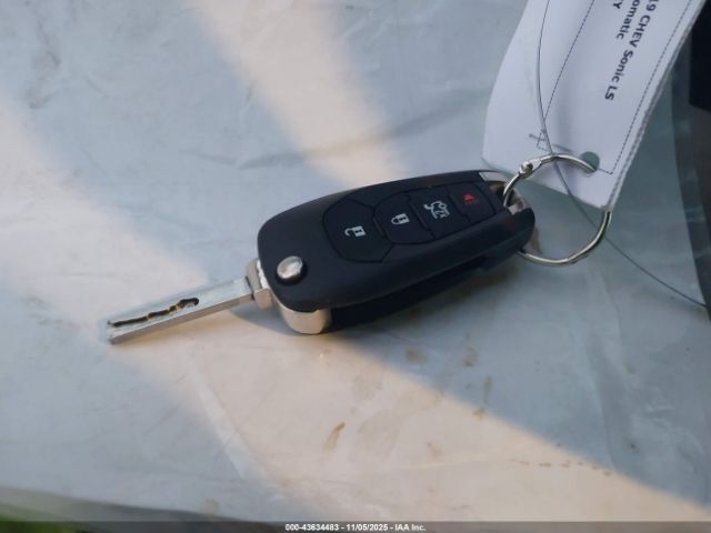 Chevrolet Sonic Lt Auto Image 16