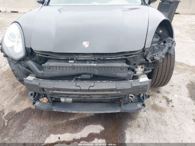 Porsche Panamera 4 Image 12