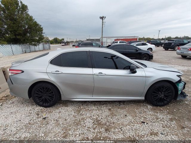 Toyota Camry Se Image 9