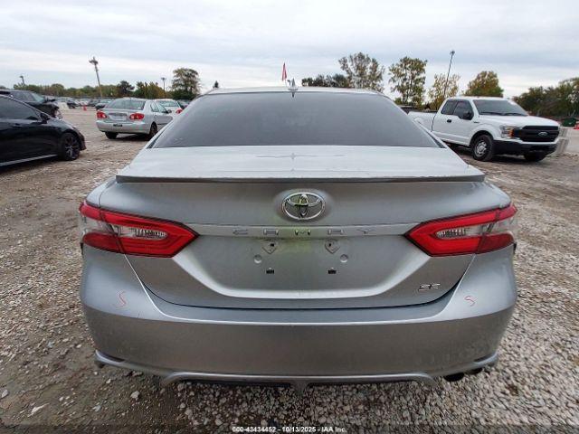 Toyota Camry Se Image 11