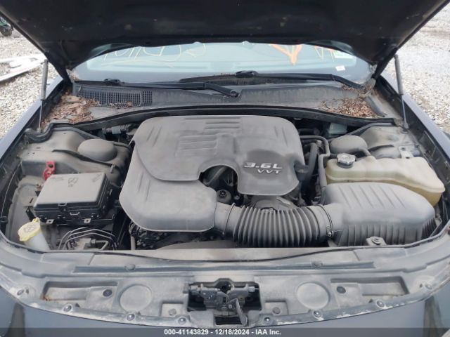 Chrysler 300c Image 5