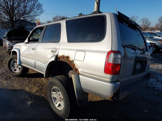 Toyota 4Runner Limited V6 Image 3