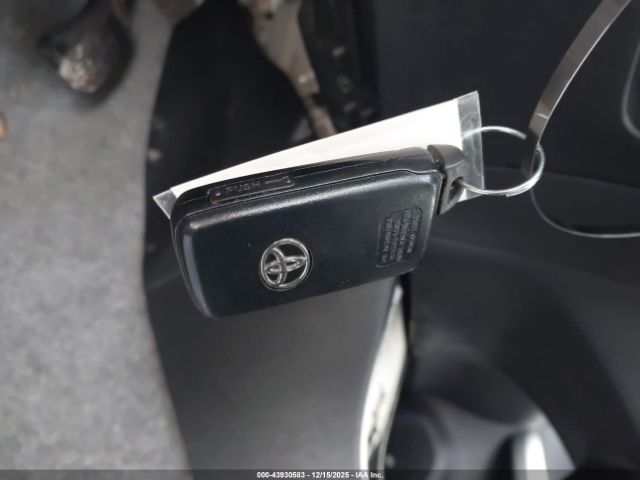 Toyota Prius Four Image 13